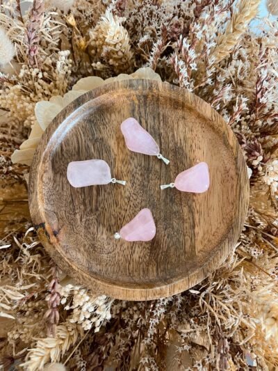 quartz - quartz rose - pierre naturelle quartz rose - pendentif pierre naturelle - lithothérapie - vertus des pierres - spirituelle - spiritualité - hippie