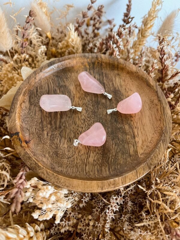 quartz - quartz rose - pierre naturelle quartz rose - pendentif pierre naturelle - lithothérapie - vertus des pierres - spirituelle - spiritualité - hippie