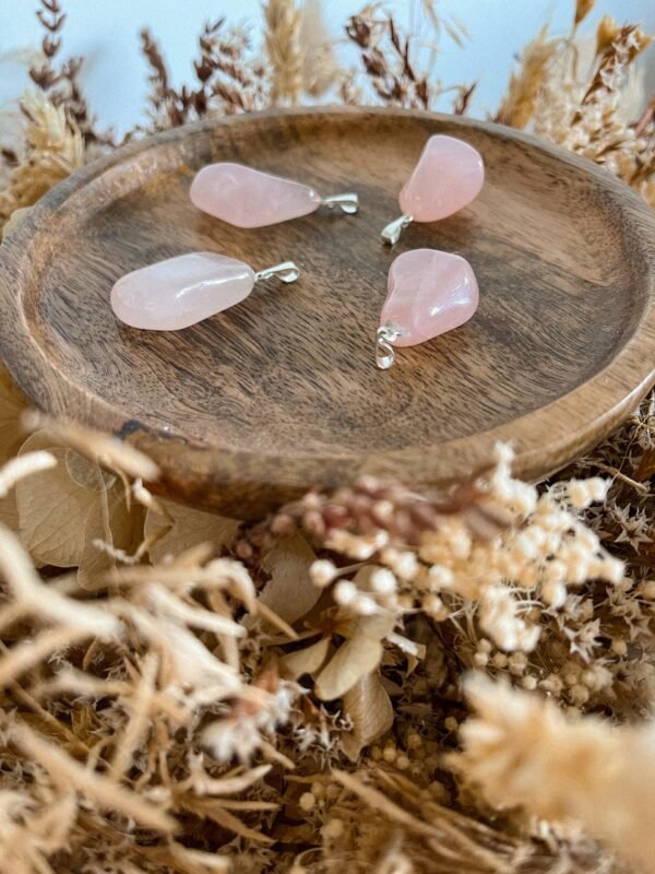 quartz - quartz rose - pierre naturelle quartz rose - pendentif pierre naturelle - lithothérapie - vertus des pierres - spirituelle - spiritualité - hippie