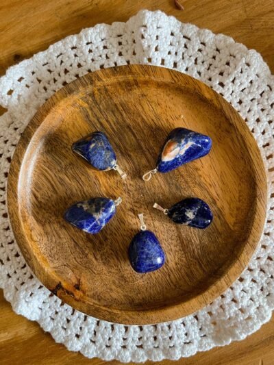 sodalite - pierre naturelle sodalite - pendentif pierre naturelle - lithothérapie - vertus des pierres - spirituelle - spiritualité - hippie