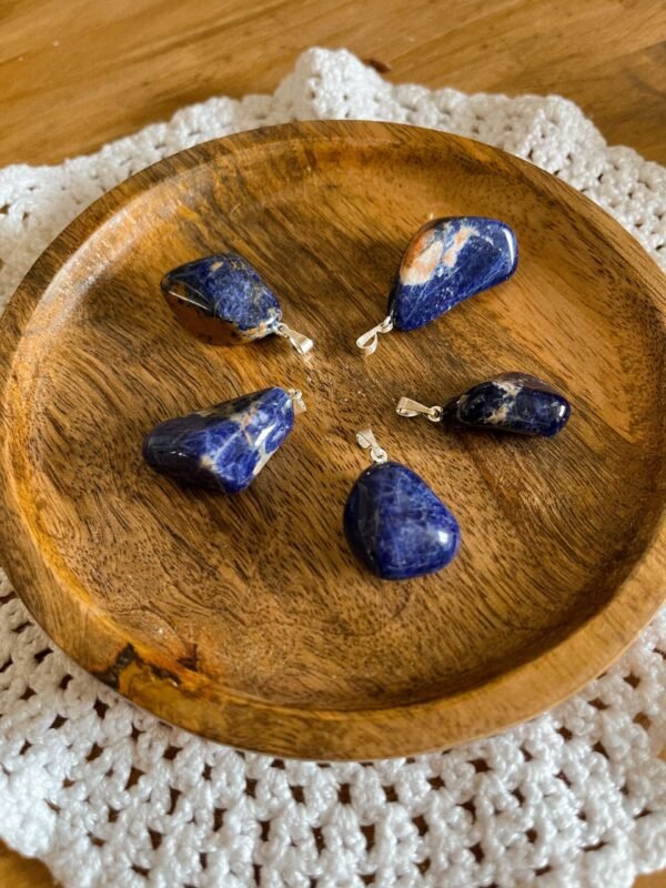 sodalite - pierre naturelle sodalite - pendentif pierre naturelle - lithothérapie - vertus des pierres - spirituelle - spiritualité - hippie