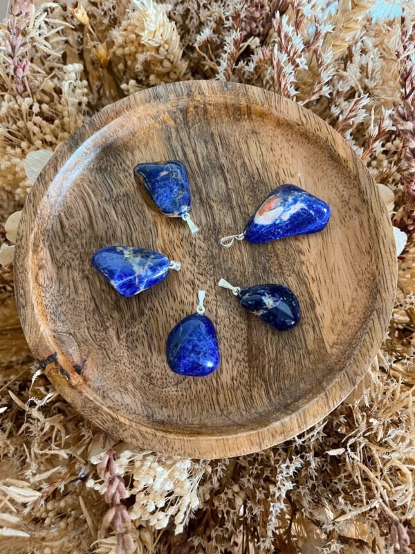 sodalite - pierre naturelle sodalite - pendentif pierre naturelle - lithothérapie - vertus des pierres - spirituelle - spiritualité - hippie