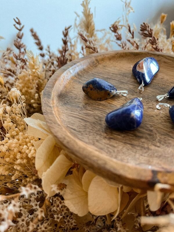 sodalite - pierre naturelle sodalite - pendentif pierre naturelle - lithothérapie - vertus des pierres - spirituelle - spiritualité - hippie