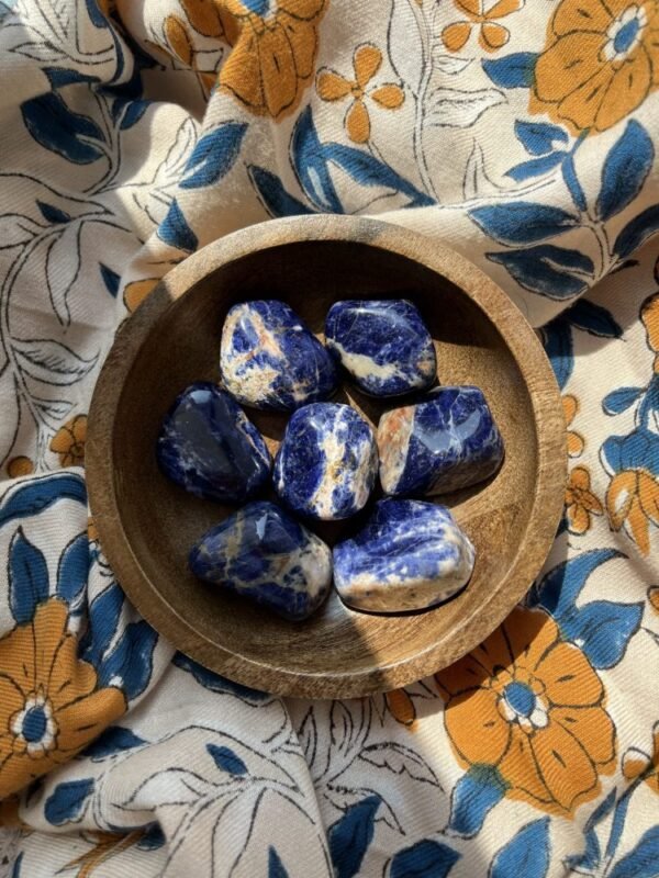 Sodalite-minéraux-pierre naturelle-hypersensible-enfant hypersensible-vertus des pierres-hippie-bohème