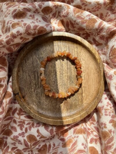 L’aventurine orange nous montre le chemin ♡ Si vous avez des envies ou des besoins de changement de vie, de nouveaux projets, d’un nouveau départ ou l’envie d’entreprendre, cette pierre vous accompagnera, elle vous aidera à faire le bon choix et vous permettra de rester serein et apaisé face à la négativité et les critiques que vous pourriez recevoir. L’aventurine orange vous permettra de saisir les nouvelles opportunités et d’être plus ambitieux. Elle fournit une énergie nouvelle, du calme, de l’apaisement, un sourire, du soleil, de la créativité… Cette pépite favoriserait l’endormissement. L’aventurine orange est agréable à regarder et apporte une certaine énergie grâce à ses nuances d’orange. Le bracelet que vous recevrez est unique. ENTRETIEN ET RECHARGEMENT  Une pierre absorbe beaucoup d’énergie, pensez donc à la libérer pour continuer de profiter de ses bienfaits ♡ Passez l’aventurine orange sous la fumée de la sauge blanche ou du palo santo pour la décharger. Pour la recharger de façon optimal, placez-la aux doux rayons du soleil du matin ou du soir, à l’extérieur ou bien au bord d’une fenêtre. Vous pouvez également la recharger à la lune mais pas en période de pleine lune. Vous pouvez également simplement la déposer sur votre fleur de vie fleur de vie pendant quelques heures pour la décharger et recharger. Pour la petite histoire… Wild louve c’est une énergie particulière, de la magie, des couleurs et beaucoup de love, c’est un style de vie, un univers à part entière ! J’aime le style bohème et le style hippie mais j’aime d’autant plus le style « Wild » ♡ Ma passion des pierres, des couleurs, des énergies et de la liberté m’a amenée à créer ma propre marque. Mais pas n’importe laquelle… En chacune d’entre nous se trouve une louve, la louve sait se protéger, elle est forte, libre, puissante, brillante, passionnée, créative, douce et aimante mais parfois ce côté Louve sauvage est bien enfouie en nous, elle a besoin d’être réveillée et révélée pour un peu plus de liberté, de confiance en soi, de force, d’amour, de bonnes énergies et de douceur… Alors à travers ces pépites et tout cet univers qui est aussi le vôtre, j’espère impacter vos vies de manière positive, dans tous les cas sachez qu’en créant cette marque, je vous lo(u)ve déjà ♡ Retrouvez-nous sur instagram…