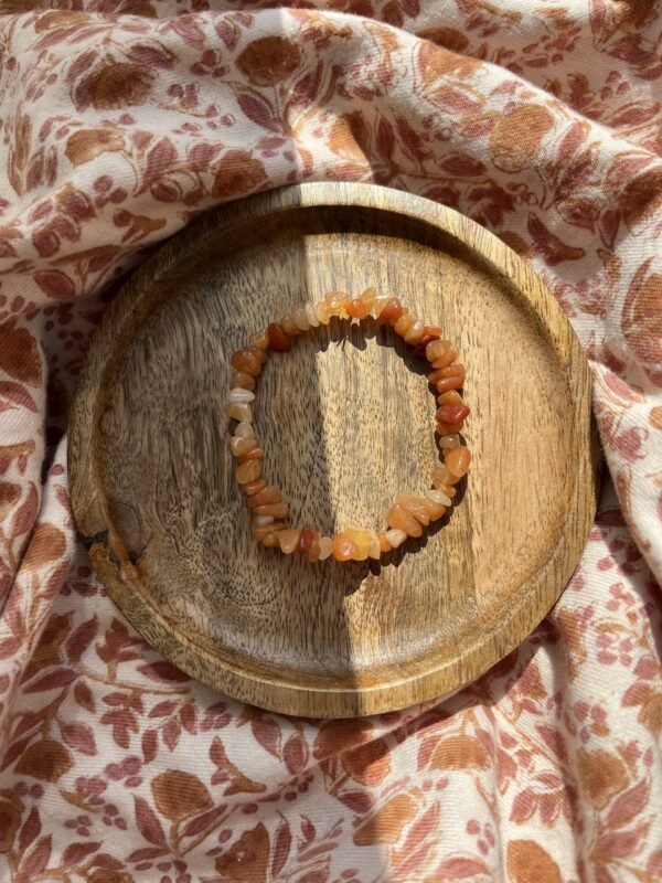 L’aventurine orange nous montre le chemin ♡ Si vous avez des envies ou des besoins de changement de vie, de nouveaux projets, d’un nouveau départ ou l’envie d’entreprendre, cette pierre vous accompagnera, elle vous aidera à faire le bon choix et vous permettra de rester serein et apaisé face à la négativité et les critiques que vous pourriez recevoir. L’aventurine orange vous permettra de saisir les nouvelles opportunités et d’être plus ambitieux. Elle fournit une énergie nouvelle, du calme, de l’apaisement, un sourire, du soleil, de la créativité… Cette pépite favoriserait l’endormissement. L’aventurine orange est agréable à regarder et apporte une certaine énergie grâce à ses nuances d’orange. Le bracelet que vous recevrez est unique. ENTRETIEN ET RECHARGEMENT  Une pierre absorbe beaucoup d’énergie, pensez donc à la libérer pour continuer de profiter de ses bienfaits ♡ Passez l’aventurine orange sous la fumée de la sauge blanche ou du palo santo pour la décharger. Pour la recharger de façon optimal, placez-la aux doux rayons du soleil du matin ou du soir, à l’extérieur ou bien au bord d’une fenêtre. Vous pouvez également la recharger à la lune mais pas en période de pleine lune. Vous pouvez également simplement la déposer sur votre fleur de vie fleur de vie pendant quelques heures pour la décharger et recharger. Pour la petite histoire… Wild louve c’est une énergie particulière, de la magie, des couleurs et beaucoup de love, c’est un style de vie, un univers à part entière ! J’aime le style bohème et le style hippie mais j’aime d’autant plus le style « Wild » ♡ Ma passion des pierres, des couleurs, des énergies et de la liberté m’a amenée à créer ma propre marque. Mais pas n’importe laquelle… En chacune d’entre nous se trouve une louve, la louve sait se protéger, elle est forte, libre, puissante, brillante, passionnée, créative, douce et aimante mais parfois ce côté Louve sauvage est bien enfouie en nous, elle a besoin d’être réveillée et révélée pour un peu plus de liberté, de confiance en soi, de force, d’amour, de bonnes énergies et de douceur… Alors à travers ces pépites et tout cet univers qui est aussi le vôtre, j’espère impacter vos vies de manière positive, dans tous les cas sachez qu’en créant cette marque, je vous lo(u)ve déjà ♡ Retrouvez-nous sur instagram…