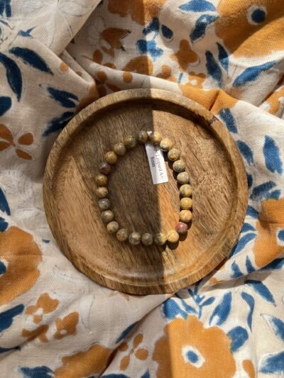 Le jaspe léopard, c’est la pierre pour s’adapter ♡ Avec ce minéral atypique, tout comme un léopard, armé de sa patience et sa ruse, vous observerez avec justesse ce qui vous entoure et ce qui se passe dans votre vie actuellement. Vous vous adapterez à tout nouvel environnement avec assurance et confiance en soi. Cette pépite « sauvage » avec ses motifs fascinants développe l’imagination et la créativité. Il apporte également de la force pour gérer les émotions trop fortes, notamment pour les hypersensibles. Le bracelet que vous recevrez est unique. ENTRETIEN ET RECHARGEMENT  Une pierre absorbe beaucoup d’énergie, pensez donc à la libérer pour continuer de profiter de ses bienfaits ♡ Passez le jaspe léopard sous la fumée de la sauge blanche ou du Palo santo pour la décharger des énergies négatives. Pour la recharger de façon optimal, déposez la aux doux rayons du soleil (matin ou soir) à l’extérieur ou bien au bord d’une fenêtre. Vous pouvez également simplement la déposer sur votre fleur de vie pendant quelques heures pour la décharger et recharger. Pour la petite histoire… Wild louve c’est une énergie particulière, de la magie, des couleurs et beaucoup de love, c’est un style de vie, un univers à part entière ! J’aime le style bohème et le style hippie mais j’aime d’autant plus le style « Wild » ♡ Ma passion des pierres, des couleurs, des énergies et de la liberté m’a amenée à créer ma propre marque. Mais pas n’importe laquelle… En chacune d’entre nous se trouve une louve, la louve sait se protéger, elle est forte, libre, puissante, brillante, passionnée, créative, douce et aimante mais parfois ce côté Louve sauvage est bien enfouie en nous, elle a besoin d’être réveillée et révélée pour un peu plus de liberté, de confiance en soi, de force, d’amour, de bonnes énergies et de douceur… Alors à travers ces pépites et tout cet univers qui est aussi le vôtre, j’espère impacter vos vies de manière positive, dans tous les cas sachez qu’en créant cette marque, je vous lo(u)ve déjà ♡ Retrouvez-nous sur instagram…
