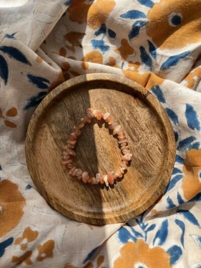 La pierre de soleil : la pierre solaire ♡ Ce minéral est scintillant, des petites paillettes se trouvent dans certaines pierres du bracelet, ce qui le rend particulièrement unique, agréable à regarder et donne du peps ! Au delà de sa beauté, cette pépite apportera joie, vitalité et lâcher prise. La pierre du soleil favorisera la confiance en soi, la sensualité… et elle réchauffera les draps ! Cette pierre provoque l’ouverture aux autres, la compassion, l’empathie. C’est une pierre d’amitié et de rencontres. Si vous êtes plutôt paresseux actuellement, elle vous incitera à agir et à ne plus procrastiner ! Elle vous aidera donc à attirer le succès. Le bracelet que vous recevrez est unique. ENTRETIEN ET RECHARGEMENT  Une pierre absorbe beaucoup d’énergie, pensez donc à la libérer pour continuer de profiter de ses bienfaits ♡ Passez votre pierre sous la fumée de la sauge blanche ou du Palo santo. Pour la recharger de façon optimal, déposez la à la lumière douce du matin ou du soir à l’extérieur ou bien au bord d’une fenêtre. Vous pouvez également la déposer sous les rayons de la lune. Vous pouvez également simplement la déposer sur votre fleur de vie pendant quelques heures pour la décharger et recharger. Pour la petite histoire… Wild louve c’est une énergie particulière, de la magie, des couleurs et beaucoup de love, c’est un style de vie, un univers à part entière ! J’aime le style bohème et le style hippie mais j’aime d’autant plus le style « Wild » ♡ Ma passion des pierres, des couleurs, des énergies et de la liberté m’a amenée à créer ma propre marque. Mais pas n’importe laquelle… En chacune d’entre nous se trouve une louve, la louve sait se protéger, elle est forte, libre, puissante, brillante, passionnée, créative, douce et aimante mais parfois ce côté Louve sauvage est bien enfouie en nous, elle a besoin d’être réveillée et révélée pour un peu plus de liberté, de confiance en soi, de force, d’amour, de bonnes énergies et de douceur… Alors à travers ces pépites et tout cet univers qui est aussi le vôtre, j’espère impacter vos vies de manière positive, dans tous les cas sachez qu’en créant cette marque, je vous lo(u)ve déjà ♡ Retrouvez-nous sur instagram…