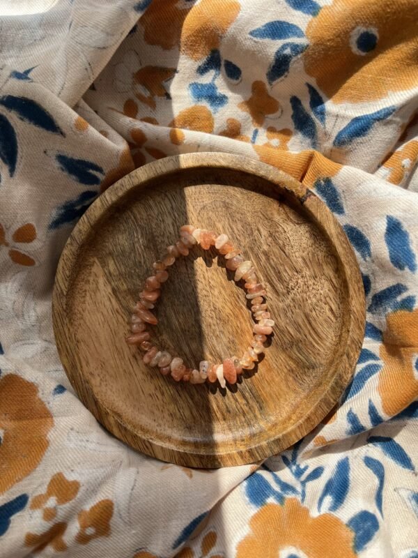 La pierre de soleil : la pierre solaire ♡ Ce minéral est scintillant, des petites paillettes se trouvent dans certaines pierres du bracelet, ce qui le rend particulièrement unique, agréable à regarder et donne du peps ! Au delà de sa beauté, cette pépite apportera joie, vitalité et lâcher prise. La pierre du soleil favorisera la confiance en soi, la sensualité… et elle réchauffera les draps ! Cette pierre provoque l’ouverture aux autres, la compassion, l’empathie. C’est une pierre d’amitié et de rencontres. Si vous êtes plutôt paresseux actuellement, elle vous incitera à agir et à ne plus procrastiner ! Elle vous aidera donc à attirer le succès. Le bracelet que vous recevrez est unique. ENTRETIEN ET RECHARGEMENT  Une pierre absorbe beaucoup d’énergie, pensez donc à la libérer pour continuer de profiter de ses bienfaits ♡ Passez votre pierre sous la fumée de la sauge blanche ou du Palo santo. Pour la recharger de façon optimal, déposez la à la lumière douce du matin ou du soir à l’extérieur ou bien au bord d’une fenêtre. Vous pouvez également la déposer sous les rayons de la lune. Vous pouvez également simplement la déposer sur votre fleur de vie pendant quelques heures pour la décharger et recharger. Pour la petite histoire… Wild louve c’est une énergie particulière, de la magie, des couleurs et beaucoup de love, c’est un style de vie, un univers à part entière ! J’aime le style bohème et le style hippie mais j’aime d’autant plus le style « Wild » ♡ Ma passion des pierres, des couleurs, des énergies et de la liberté m’a amenée à créer ma propre marque. Mais pas n’importe laquelle… En chacune d’entre nous se trouve une louve, la louve sait se protéger, elle est forte, libre, puissante, brillante, passionnée, créative, douce et aimante mais parfois ce côté Louve sauvage est bien enfouie en nous, elle a besoin d’être réveillée et révélée pour un peu plus de liberté, de confiance en soi, de force, d’amour, de bonnes énergies et de douceur… Alors à travers ces pépites et tout cet univers qui est aussi le vôtre, j’espère impacter vos vies de manière positive, dans tous les cas sachez qu’en créant cette marque, je vous lo(u)ve déjà ♡ Retrouvez-nous sur instagram…