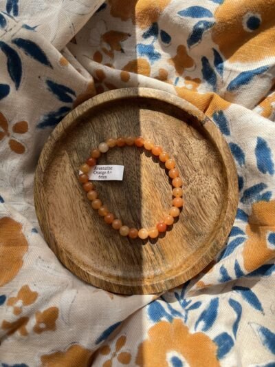 L’aventurine orange nous montre le chemin ♡ Si vous avez des envies ou des besoins de changement de vie, de nouveaux projets, d’un nouveau départ ou l’envie d’entreprendre, cette pierre vous accompagnera, elle vous aidera à faire le bon choix et vous permettra de rester serein et apaisé face à la négativité et les critiques que vous pourriez recevoir. L’aventurine orange vous permettra de saisir les nouvelles opportunités et d’être plus ambitieux. Elle fournit une énergie nouvelle, du calme, de l’apaisement, un sourire, du soleil, de la créativité… Cette pépite favoriserait l’endormissement. Le bracelet que vous recevrez est unique. ENTRETIEN ET RECHARGEMENT  Une pierre absorbe beaucoup d’énergie, pensez donc à la libérer pour continuer de profiter de ses bienfaits ♡ Passez l’aventurine orange sous la fumée de la sauge blanche ou du palo santo pour la décharger. Pour la recharger de façon optimal, placez-la aux doux rayons du soleil du matin ou du soir, à l’extérieur ou bien au bord d’une fenêtre. Vous pouvez également la recharger à la lune mais pas en période de pleine lune. Vous pouvez également simplement la déposer sur votre fleur de vie pendant quelques heures pour la décharger et recharger. Pour la petite histoire… Wild louve c’est une énergie particulière, de la magie, des couleurs et beaucoup de love, c’est un style de vie, un univers à part entière ! J’aime le style bohème et le style hippie mais j’aime d’autant plus le style « Wild » ♡ Ma passion des pierres, des couleurs, des énergies et de la liberté m’a amenée à créer ma propre marque. Mais pas n’importe laquelle… En chacune d’entre nous se trouve une louve, la louve sait se protéger, elle est forte, libre, puissante, brillante, passionnée, créative, douce et aimante mais parfois ce côté Louve sauvage est bien enfouie en nous, elle a besoin d’être réveillée et révélée pour un peu plus de liberté, de confiance en soi, de force, d’amour, de bonnes énergies et de douceur… Alors à travers ces pépites et tout cet univers qui est aussi le vôtre, j’espère impacter vos vies de manière positive, dans tous les cas sachez qu’en créant cette marque, je vous lo(u)ve déjà ♡ Retrouvez-nous sur instagram…