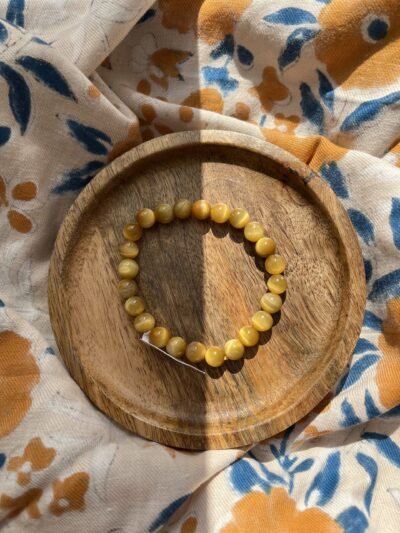 L’œil de tigre : la pierre « effet boomerang » ♡ Cette pépite à un puissant pouvoir de protection, elle vous protégera en renvoyant les énergies négatives à son émetteur. Parfaite pour vous protéger des personnes avec de mauvaises intentions.. Elle vous redonnera aussi confiance en vous et vous apportera le dynamisme, l’énergie et la vitalité nécessaire pour avancer survotre chemin de vie en sécurité. Vous deviendrez la meilleure version de vous-même, calme et équilibré ! Le bracelet que vous recevrez est unique. ENTRETIEN ET RECHARGEMENT  Une pierre absorbe beaucoup d’énergie, pensez donc à la libérer pour continuer de profiter de ses bienfaits ♡ Passez l’oeil de tigre sous la fumée de la sauge blanche ou du Palo santo afin de la décharger. Pour la recharger de façon optimal, déposez la aux doux rayons du soleil (matin ou soir) ou de la lune à l’extérieur ou bien à bord d’une fenêtre. Vous pouvez également simplement la déposer sur votre fleur de vie pendant quelques heures pour la décharger et recharger. Pour la petite histoire… Wild louve c’est une énergie particulière, de la magie, des couleurs et beaucoup de love, c’est un style de vie, un univers à part entière ! J’aime le style bohème et le style hippie mais j’aime d’autant plus le style « Wild » ♡ Ma passion des pierres, des couleurs, des énergies et de la liberté m’a amenée à créer ma propre marque. Mais pas n’importe laquelle… En chacune d’entre nous se trouve une louve, la louve sait se protéger, elle est forte, libre, puissante, brillante, passionnée, créative, douce et aimante mais parfois ce côté Louve sauvage est bien enfouie en nous, elle a besoin d’être réveillée et révélée pour un peu plus de liberté, de confiance en soi, de force, d’amour, de bonnes énergies et de douceur… Alors à travers ces pépites et tout cet univers qui est aussi le vôtre, j’espère impacter vos vies de manière positive, dans tous les cas sachez qu’en créant cette marque, je vous lo(u)ve déjà ♡ Retrouvez-nous sur instagram…