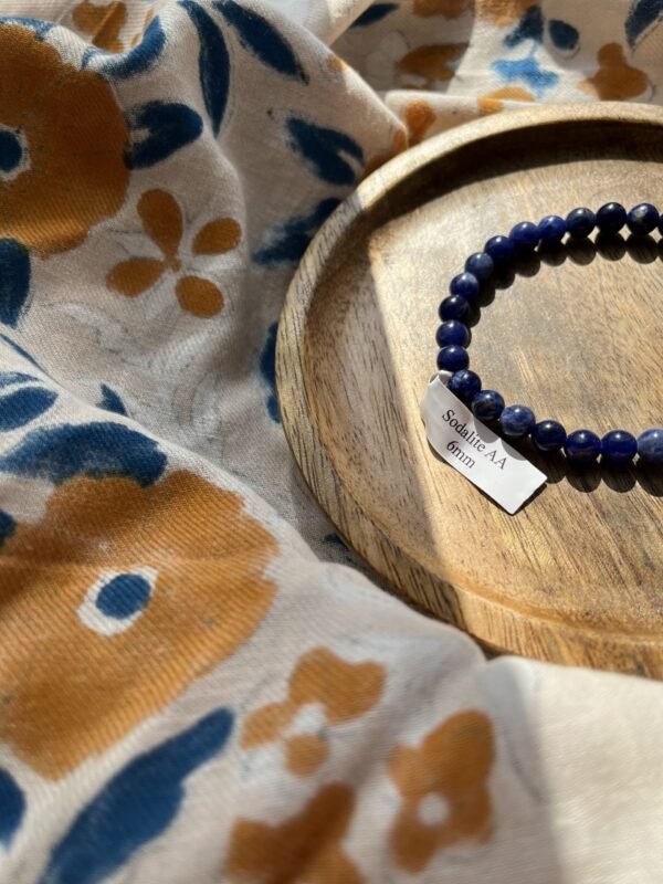 La sodalite c’est la pierre « peace and love » chouchou de Wild Louve ♡ Comme sur un nuage, c’est doux, c’est bon, c’est délicat, la sodalite calme les angoisses, les colères… Elle nous permet d’être à l’écoute de l’autre, de mieux comprendre le comportement et les pensées de notre entourage, comme si tout était plus clair et nos idées aussi. C’est la pierre des hypersensibles ! Elle calme les angoisses, l’anxiété, les émotions trop fortes et la panique.. Le bracelet que vous recevrez est unique. ENTRETIEN ET RECHARGEMENT  Une pierre absorbe beaucoup d’énergie, pensez donc à la libérer pour continuer de profiter de ses bienfaits ♡ Passez la sodalite sous la fumée de la sauge blanche ou du Palo santo. Pour la recharger de façon optimal, déposez la aux doux rayons de la lune, à l’extérieur ou bien au bord d’une fenêtre. Vous pouvez également simplement la déposer sur votre fleur de vie pendant quelques heures pour la décharger et recharger. Pour la petite histoire… Wild louve c’est une énergie particulière, de la magie, des couleurs et beaucoup de love, c’est un style de vie, un univers à part entière ! J’aime le style bohème et le style hippie mais j’aime d’autant plus le style « Wild » ♡ Ma passion des pierres, des couleurs, des énergies et de la liberté m’a amenée à créer ma propre marque. Mais pas n’importe laquelle… En chacune d’entre nous se trouve une louve, la louve sait se protéger, elle est forte, libre, puissante, brillante, passionnée, créative, douce et aimante mais parfois ce côté Louve sauvage est bien enfouie en nous, elle a besoin d’être réveillée et révélée pour un peu plus de liberté, de confiance en soi, de force, d’amour, de bonnes énergies et de douceur… Alors à travers ces pépites et tout cet univers qui est aussi le vôtre, j’espère impacter vos vies de manière positive, dans tous les cas sachez qu’en créant cette marque, je vous lo(u)ve déjà ♡ Retrouvez-nous sur instagram…