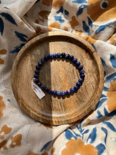 La sodalite c’est la pierre « peace and love » chouchou de Wild Louve ♡ Comme sur un nuage, c’est doux, c’est bon, c’est délicat, la sodalite calme les angoisses, les colères… Elle nous permet d’être à l’écoute de l’autre, de mieux comprendre le comportement et les pensées de notre entourage, comme si tout était plus clair et nos idées aussi. C’est la pierre des hypersensibles ! Elle calme les angoisses, l’anxiété, les émotions trop fortes et la panique.. Le bracelet que vous recevrez est unique. ENTRETIEN ET RECHARGEMENT  Une pierre absorbe beaucoup d’énergie, pensez donc à la libérer pour continuer de profiter de ses bienfaits ♡ Passez la sodalite sous la fumée de la sauge blanche ou du Palo santo. Pour la recharger de façon optimal, déposez la aux doux rayons de la lune, à l’extérieur ou bien au bord d’une fenêtre. Vous pouvez également simplement la déposer sur votre fleur de vie pendant quelques heures pour la décharger et recharger. Pour la petite histoire… Wild louve c’est une énergie particulière, de la magie, des couleurs et beaucoup de love, c’est un style de vie, un univers à part entière ! J’aime le style bohème et le style hippie mais j’aime d’autant plus le style « Wild » ♡ Ma passion des pierres, des couleurs, des énergies et de la liberté m’a amenée à créer ma propre marque. Mais pas n’importe laquelle… En chacune d’entre nous se trouve une louve, la louve sait se protéger, elle est forte, libre, puissante, brillante, passionnée, créative, douce et aimante mais parfois ce côté Louve sauvage est bien enfouie en nous, elle a besoin d’être réveillée et révélée pour un peu plus de liberté, de confiance en soi, de force, d’amour, de bonnes énergies et de douceur… Alors à travers ces pépites et tout cet univers qui est aussi le vôtre, j’espère impacter vos vies de manière positive, dans tous les cas sachez qu’en créant cette marque, je vous lo(u)ve déjà ♡ Retrouvez-nous sur instagram…