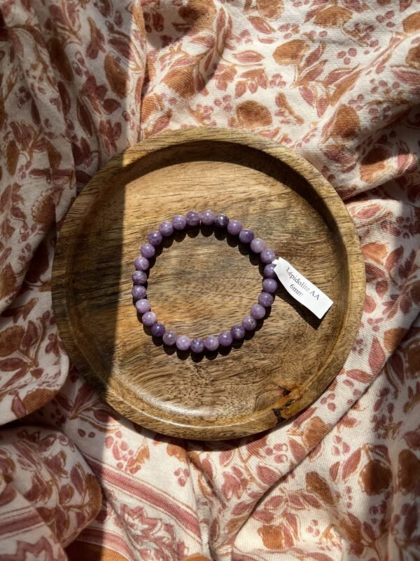 Bracelet lépidolite - bracelet boule - bracelet boule lépidolite - lépidolite - pierre naturelle - pierre lépidolite - pierre naturelle lépidolite - bracelet pierre - bracelet lithothérapie - lithothérapie - vertus des pierres - bienfaits des pierres - hippie - spirituel - spiritualité - bijoux spirituels