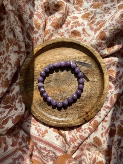 La lépidolite : C’est la pierre du « rien ne m’atteint, tout glisse » ! ♡ Avec elle c’est le calme et l’équilibre intérieur. Elle vous aidera lors de vos crises d’angoisses, vos frayeurs et vous apportera la sécurité dont vous avez besoin pour avancer sereinement vers l’avenir. Cette pépite repoussera les personnes trop négatives autour de vous et vous aidera à rester vous-même en toute circonstance. N’ayez plus peur, la lépidolite vous protège.. Le bracelet que vous recevrez est unique. ENTRETIEN ET RECHARGEMENT  Une pierre absorbe beaucoup d’énergie, pensez donc à la libérer pour continuer de profiter de ses bienfaits ♡ Passez la lépidolite sous la fumée de la sauge blanche ou du Palo santo pour la décharger des énergies négatives. Pour la recharger de façon optimal, déposez la aux doux rayons de la lune à l’extérieur ou bien au bord d’une fenêtre. Vous pouvez également simplement la déposer sur votre fleur de vie pendant quelques heures pour la décharger et recharger. Pour la petite histoire… Wild louve c’est une énergie particulière, de la magie, des couleurs et beaucoup de love, c’est un style de vie, un univers à part entière ! J’aime le style bohème et le style hippie mais j’aime d’autant plus le style « Wild » ♡ Ma passion des pierres, des couleurs, des énergies et de la liberté m’a amenée à créer ma propre marque. Mais pas n’importe laquelle… En chacune d’entre nous se trouve une louve, la louve sait se protéger, elle est forte, libre, puissante, brillante, passionnée, créative, douce et aimante mais parfois ce côté Louve sauvage est bien enfouie en nous, elle a besoin d’être réveillée et révélée pour un peu plus de liberté, de confiance en soi, de force, d’amour, de bonnes énergies et de douceur… Alors à travers ces pépites et tout cet univers qui est aussi le vôtre, j’espère impacter vos vies de manière positive, dans tous les cas sachez qu’en créant cette marque, je vous lo(u)ve déjà ♡ Retrouvez-nous sur instagram…