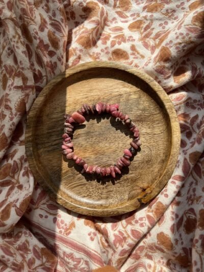 La rhodonite : la pierre pansement ♡ Blesser au cœur ? C’est la rhodonite qu’il vous faut. Elle vous permettra de surmonter les blocages, les traumatismes, un passé douloureux ou une mauvaise expérience.  Cette pépite permet de reprendre des forces, de récupérer avant de remonter sur le ring de la vie ! Si votre couple à besoin d’être consolider et renforcer la confiance, la rhodonite vous accompagnera parfaitement. Elle encouragera le pardon. On dit que la Rhodonite atténue les sensations de jambes lourdes. Pour les étudiants, elle atténue le stress en période d’examen et favorise la concentration.  Placez-la près de vous pour vous endormir, votre sommeil sera de meilleure qualité, réparateur et sans cauchemars Le bracelet que vous recevrez est unique. ENTRETIEN ET RECHARGEMENT  Une pierre absorbe beaucoup d’énergie, pensez donc à la libérer pour continuer de profiter de ses bienfaits ♡ Passez la rhodonite sous la fumée de la sauge blanche ou du Palo santo pour la décharger des énergies négatives. Pour la recharger de façon optimal, déposez la aux rayons de la pleine lune, à l’extérieur ou bien au bord d’une fenêtre. Vous pouvez également simplement la déposer sur votre fleur de vie pendant quelques heures pour la décharger et recharger. Pour la petite histoire… Wild louve c’est une énergie particulière, de la magie, des couleurs et beaucoup de love, c’est un style de vie, un univers à part entière ! J’aime le style bohème et le style hippie mais j’aime d’autant plus le style « Wild » ♡ Ma passion des pierres, des couleurs, des énergies et de la liberté m’a amenée à créer ma propre marque. Mais pas n’importe laquelle… En chacune d’entre nous se trouve une louve, la louve sait se protéger, elle est forte, libre, puissante, brillante, passionnée, créative, douce et aimante mais parfois ce côté Louve sauvage est bien enfouie en nous, elle a besoin d’être réveillée et révélée pour un peu plus de liberté, de confiance en soi, de force, d’amour, de bonnes énergies et de douceur… Alors à travers ces pépites et tout cet univers qui est aussi le vôtre, j’espère impacter vos vies de manière positive, dans tous les cas sachez qu’en créant cette marque, je vous lo(u)ve déjà ♡ Retrouvez-nous sur instagram…