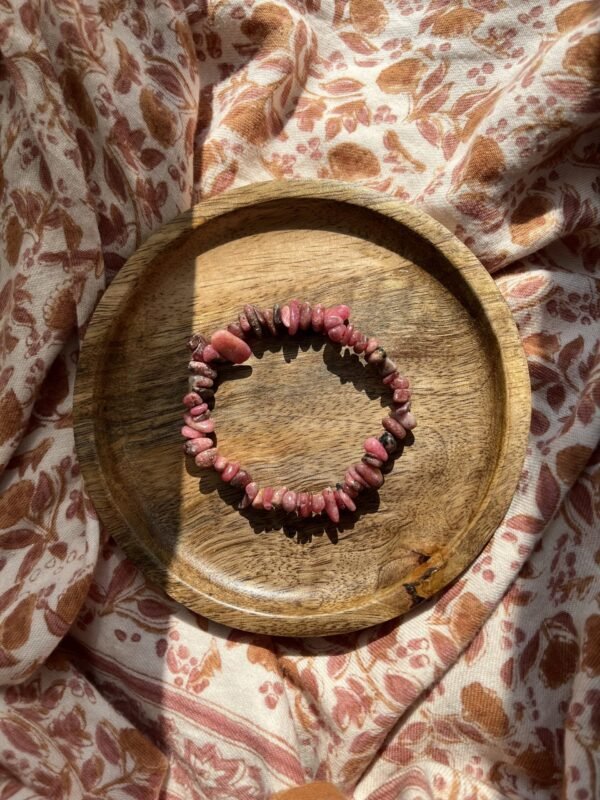 La rhodonite : la pierre pansement ♡ Blesser au cœur ? C’est la rhodonite qu’il vous faut. Elle vous permettra de surmonter les blocages, les traumatismes, un passé douloureux ou une mauvaise expérience.  Cette pépite permet de reprendre des forces, de récupérer avant de remonter sur le ring de la vie ! Si votre couple à besoin d’être consolider et renforcer la confiance, la rhodonite vous accompagnera parfaitement. Elle encouragera le pardon. On dit que la Rhodonite atténue les sensations de jambes lourdes. Pour les étudiants, elle atténue le stress en période d’examen et favorise la concentration.  Placez-la près de vous pour vous endormir, votre sommeil sera de meilleure qualité, réparateur et sans cauchemars Le bracelet que vous recevrez est unique. ENTRETIEN ET RECHARGEMENT  Une pierre absorbe beaucoup d’énergie, pensez donc à la libérer pour continuer de profiter de ses bienfaits ♡ Passez la rhodonite sous la fumée de la sauge blanche ou du Palo santo pour la décharger des énergies négatives. Pour la recharger de façon optimal, déposez la aux rayons de la pleine lune, à l’extérieur ou bien au bord d’une fenêtre. Vous pouvez également simplement la déposer sur votre fleur de vie pendant quelques heures pour la décharger et recharger. Pour la petite histoire… Wild louve c’est une énergie particulière, de la magie, des couleurs et beaucoup de love, c’est un style de vie, un univers à part entière ! J’aime le style bohème et le style hippie mais j’aime d’autant plus le style « Wild » ♡ Ma passion des pierres, des couleurs, des énergies et de la liberté m’a amenée à créer ma propre marque. Mais pas n’importe laquelle… En chacune d’entre nous se trouve une louve, la louve sait se protéger, elle est forte, libre, puissante, brillante, passionnée, créative, douce et aimante mais parfois ce côté Louve sauvage est bien enfouie en nous, elle a besoin d’être réveillée et révélée pour un peu plus de liberté, de confiance en soi, de force, d’amour, de bonnes énergies et de douceur… Alors à travers ces pépites et tout cet univers qui est aussi le vôtre, j’espère impacter vos vies de manière positive, dans tous les cas sachez qu’en créant cette marque, je vous lo(u)ve déjà ♡ Retrouvez-nous sur instagram…