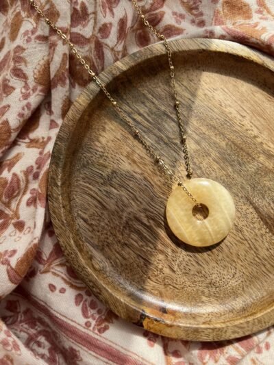 La pierre « parapluie » est la calcite orange ♡ Si vous traversez une tempête, c’est la pierre qu’il vous faut. Avec la calcite on se sent en sécurité, elle redonne le sourire et favorise l’ouverture aux autres. Sa couleur et sa chaleur vous aideront à retrouver la lumière et la motivation quand la tempête assombrît votre vie. La pierre que vous recevrez est unique. ENTRETIEN ET RECHARGEMENT  Une pierre absorbe beaucoup d’énergie, pensez donc à la libérer pour continuer de profiter de ses bienfaits ♡ Passez la calcite sous la fumée de la sauge blanche ou du Palo santo pour la décharger. Pour la recharger de façon optimal, déposez la aux doux rayons du soleil (matin ou soir) ou de la lune, à l’extérieur ou bien au bord d’une fenêtre. Vous pouvez également simplement la déposer sur votre fleur de vie pendant quelques heures pour la décharger et recharger. Pour la petite histoire… Wild louve c’est une énergie particulière, de la magie, des couleurs et beaucoup de love, c’est un style de vie, un univers à part entière ! J’aime le style bohème et le style hippie mais j’aime d’autant plus le style « Wild » ♡ Ma passion des pierres, des couleurs, des énergies et de la liberté m’a amenée à créer ma propre marque. Mais pas n’importe laquelle… En chacune d’entre nous se trouve une louve, la louve sait se protéger, elle est forte, libre, puissante, brillante, passionnée, créative, douce et aimante mais parfois ce côté Louve sauvage est bien enfouie en nous, elle a besoin d’être réveillée et révélée pour un peu plus de liberté, de confiance en soi, de force, d’amour, de bonnes énergies et de douceur… Alors à travers ces pépites et tout cet univers qui est aussi le vôtre, j’espère impacter vos vies de manière positive, dans tous les cas sachez qu’en créant cette marque, je vous lo(u)ve déjà ♡ Retrouvez-nous sur instagram…
