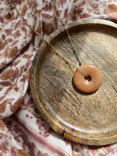 L’aventurine orange nous montre le chemin ♡ Si vous avez des envies ou des besoins de changement de vie, de nouveaux projets, d’un nouveau départ ou l’envie d’entreprendre, cette pierre vous accompagnera, elle vous aidera à faire le bon choix et vous permettra de rester serein et apaisé face à la négativité et les critiques que vous pourriez recevoir. L’aventurine orange vous permettra de saisir les nouvelles opportunités et d’être plus ambitieux. Elle fournit une énergie nouvelle, du calme, de l’apaisement, un sourire, du soleil, de la créativité… Cette pépite favoriserait l’endormissement. Le pendentif que vous recevrez est unique. ENTRETIEN ET RECHARGEMENT Une pierre absorbe beaucoup d’énergie, pensez donc à la libérer pour continuer de profiter de ses bienfaits ♡ Passez l’aventurine orange sous la fumée de la sauge blanche ou du palo santo pour la décharger. Pour la recharger de façon optimal, placez-la aux doux rayons du soleil du matin ou du soir, à l’extérieur ou bien au bord d’une fenêtre. Vous pouvez également la recharger à la lune mais pas en période de pleine lune. Vous pouvez également simplement la déposer sur votre fleur de vie pendant quelques heures pour la décharger et recharger. Pour la petite histoire… Wild louve c’est une énergie particulière, de la magie, des couleurs et beaucoup de love, c’est un style de vie, un univers à part entière ! J’aime le style bohème et le style hippie mais j’aime d’autant plus le style « Wild » ♡ Ma passion des pierres, des couleurs, des énergies et de la liberté m’a amenée à créer ma propre marque. Mais pas n’importe laquelle… En chacune d’entre nous se trouve une louve, la louve sait se protéger, elle est forte, libre, puissante, brillante, passionnée, créative, douce et aimante mais parfois ce côté Louve sauvage est bien enfouie en nous, elle a besoin d’être réveillée et révélée pour un peu plus de liberté, de confiance en soi, de force, d’amour, de bonnes énergies et de douceur… Alors à travers ces pépites et tout cet univers qui est aussi le vôtre, j’espère impacter vos vies de manière positive, dans tous les cas sachez qu’en créant cette marque, je vous lo(u)ve déjà ♡ Retrouvez-nous sur instagram…