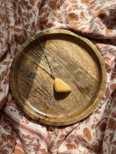 La pierre « parapluie » est la calcite orange ♡ Si vous traversez une tempête, c’est la pierre qu’il vous faut. Avec la calcite on se sent en sécurité, elle redonne le sourire et favorise l’ouverture aux autres. Sa couleur et sa chaleur vous aideront à retrouver la lumière et la motivation quand la tempête assombrît votre vie. Le pendentif que vous recevrez est unique. ENTRETIEN ET RECHARGEMENT Une pierre absorbe beaucoup d’énergie, pensez donc à la libérer pour continuer de profiter de ses bienfaits ♡ Passez la calcite sous la fumée de la sauge blanche ou du Palo santo pour la décharger. Pour la recharger de façon optimal, déposez la aux doux rayons du soleil (matin ou soir) ou de la lune, à l’extérieur ou bien au bord d’une fenêtre. Vous pouvez également simplement la déposer sur votre fleur de vie pendant quelques heures pour la décharger et recharger. Pour la petite histoire… Wild louve c’est une énergie particulière, de la magie, des couleurs et beaucoup de love, c’est un style de vie, un univers à part entière ! J’aime le style bohème et le style hippie mais j’aime d’autant plus le style « Wild » ♡ Ma passion des pierres, des couleurs, des énergies et de la liberté m’a amenée à créer ma propre marque. Mais pas n’importe laquelle… En chacune d’entre nous se trouve une louve, la louve sait se protéger, elle est forte, libre, puissante, brillante, passionnée, créative, douce et aimante mais parfois ce côté Louve sauvage est bien enfouie en nous, elle a besoin d’être réveillée et révélée pour un peu plus de liberté, de confiance en soi, de force, d’amour, de bonnes énergies et de douceur… Alors à travers ces pépites et tout cet univers qui est aussi le vôtre, j’espère impacter vos vies de manière positive, dans tous les cas sachez qu’en créant cette marque, je vous lo(u)ve déjà ♡ Retrouvez-nous sur instagram…