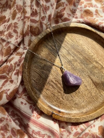 La lépidolite, c’est la pierre du « rien ne m’atteint, tout glisse » ! ♡ Avec ce minéral, c’est le calme et l’équilibre intérieur. Elle vous aidera lors de vos crises d’angoisses, vos frayeurs et vous apportera la sécurité dont vous avez besoin pour avancer sereinement vers l’avenir. Cette pépite repoussera les personnes trop négatives autour de vous et vous aidera à rester vous-même en toute circonstance. N’ayez plus peur, la lépidolite vous protège.. Le pendentif que vous recevrez est unique. ENTRETIEN ET RECHARGEMENT  Une pierre absorbe beaucoup d’énergie, pensez donc à la libérer pour continuer de profiter de ses bienfaits ♡ Passez la lépidolite sous la fumée de la sauge blanche ou du Palo santo pour la décharger des énergies négatives. Pour la recharger de façon optimal, déposez la aux doux rayons de la lune à l’extérieur ou bien au bord d’une fenêtre. Vous pouvez également simplement la déposer sur votre fleur de vie pendant quelques heures pour la décharger et recharger. Pour la petite histoire… Wild louve c’est une énergie particulière, de la magie, des couleurs et beaucoup de love, c’est un style de vie, un univers à part entière ! J’aime le style bohème et le style hippie mais j’aime d’autant plus le style « Wild » ♡ Ma passion des pierres, des couleurs, des énergies et de la liberté m’a amenée à créer ma propre marque. Mais pas n’importe laquelle… En chacune d’entre nous se trouve une louve, la louve sait se protéger, elle est forte, libre, puissante, brillante, passionnée, créative, douce et aimante mais parfois ce côté Louve sauvage est bien enfouie en nous, elle a besoin d’être réveillée et révélée pour un peu plus de liberté, de confiance en soi, de force, d’amour, de bonnes énergies et de douceur… Alors à travers ces pépites et tout cet univers qui est aussi le vôtre, j’espère impacter vos vies de manière positive, dans tous les cas sachez qu’en créant cette marque, je vous lo(u)ve déjà ♡ Retrouvez-nous sur instagram…