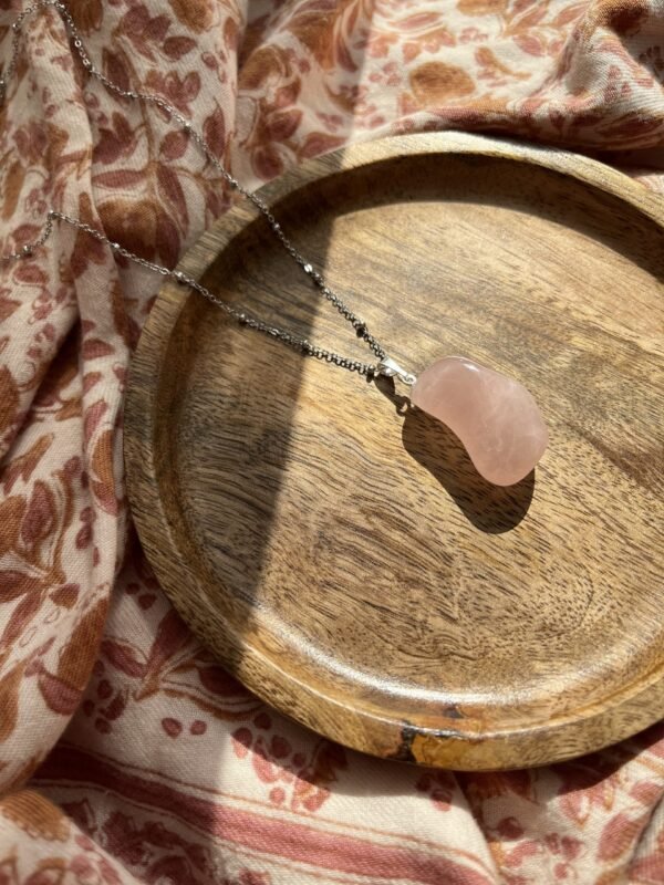 La pierre de l’amour : le quartz rose ♡ Pour l’amour de la vie, les cœurs cabossés, les âmes un peu perdues, le manque d’amour de soi… Le quartz rose apporte la puissante énergie de l’amour. Elle facilite le pardon, calme les crises de jalousie, agrandit votre cercle d’amis. Au bureau, elle apaisera les tensions et les conflits. Le pendentif que vous recevrez est unique. ENTRETIEN ET RECHARGEMENT  Une pierre absorbe beaucoup d’énergie, pensez donc à la libérer pour continuer de profiter de ses bienfaits ♡ Passez le quartz rose sous la fumée de la sauge blanche ou du Palo santo pour la décharger. Pour la recharger de façon optimal, déposez la aux doux rayons de la pleine lune, à l’extérieur ou bien au bord d’une fenêtre. Vous pouvez également simplement la déposer sur votre fleur de vie pendant quelques heures pour la décharger et recharger. Pour la petite histoire… Wild louve c’est une énergie particulière, de la magie, des couleurs et beaucoup de love, c’est un style de vie, un univers à part entière ! J’aime le style bohème et le style hippie mais j’aime d’autant plus le style « Wild » ♡ Ma passion des pierres, des couleurs, des énergies et de la liberté m’a amenée à créer ma propre marque. Mais pas n’importe laquelle… En chacune d’entre nous se trouve une louve, la louve sait se protéger, elle est forte, libre, puissante, brillante, passionnée, créative, douce et aimante mais parfois ce côté Louve sauvage est bien enfouie en nous, elle a besoin d’être réveillée et révélée pour un peu plus de liberté, de confiance en soi, de force, d’amour, de bonnes énergies et de douceur… Alors à travers ces pépites et tout cet univers qui est aussi le vôtre, j’espère impacter vos vies de manière positive, dans tous les cas sachez qu’en créant cette marque, je vous lo(u)ve déjà ♡ Retrouvez-nous sur instagram…