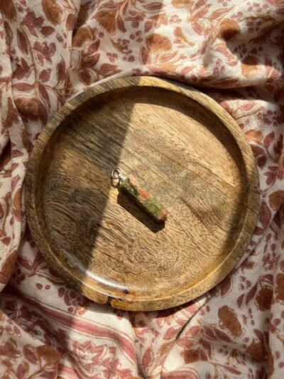 La unakite ou la pierre toute douce ♡ Si vous ressentez des excès de colère ce cristal vous apaisera et vous apportera du calme. Elle vous fera avancer dans la bonne direction notamment dans les moments de doute. Cette pépite favorise l’introspection et la prise de recul. Elle aiderait également à guérir les chagrins. Le pendentif que vous recevrez est unique. ENTRETIEN ET RECHARGEMENT  Une pierre absorbe beaucoup d’énergie, pensez donc à la libérer pour continuer de profiter de ses bienfaits ♡ Passez l’unakite sous la fumée de la sauge blanche ou du Palo santo pour la décharger. Pour la recharger de façon optimal, déposez la aux doux rayons du soleil (matin ou soir), à l’extérieur ou bien au bord d’une fenêtre. Vous pouvez également simplement la déposer sur votre fleur de vie pendant quelques heures pour la décharger et recharger. Pour la petite histoire… Wild louve c’est une énergie particulière, de la magie, des couleurs et beaucoup de love, c’est un style de vie, un univers à part entière ! J’aime le style bohème et le style hippie mais j’aime d’autant plus le style « Wild » ♡ Ma passion des pierres, des couleurs, des énergies et de la liberté m’a amenée à créer ma propre marque. Mais pas n’importe laquelle… En chacune d’entre nous se trouve une louve, la louve sait se protéger, elle est forte, libre, puissante, brillante, passionnée, créative, douce et aimante mais parfois ce côté Louve sauvage est bien enfouie en nous, elle a besoin d’être réveillée et révélée pour un peu plus de liberté, de confiance en soi, de force, d’amour, de bonnes énergies et de douceur… Alors à travers ces pépites et tout cet univers qui est aussi le vôtre, j’espère impacter vos vies de manière positive, dans tous les cas sachez qu’en créant cette marque, je vous lo(u)ve déjà ♡ Retrouvez-nous sur instagram…
