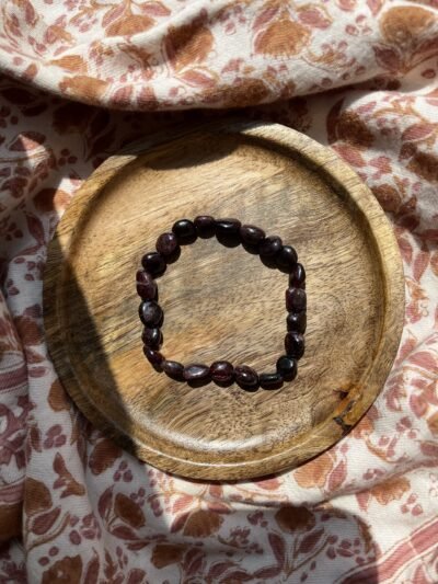 La grenat rouge est la pierre de la positive attitude ♡ Le grenat réchauffera l’atmosphère sous les draps… cette pierre vous apprendra à mieux aimer et à mieux vous aimer. Elle vous apporter joie et bonne humeur, « positives vibes », vous serez rechargé en énergie positive, surmotivé et vous aurez une confiance en vous assez forte pour avancer dans les expériences de la vie Le bracelet que vous recevrez est unique. ENTRETIEN ET RECHARGEMENT  Une pierre absorbe beaucoup d’énergie, pensez donc à la libérer pour continuer de profiter de ses bienfaits ♡ Passez le grenat sous la fumée de la sauge blanche ou du Palo santo pour la décharger. Pour la recharger de façon optimal, déposez la aux doux rayons du soleil (matin ou soir), à l’extérieur ou bien au bord d’une fenêtre. Vous pouvez également simplement la déposer sur votre fleur de vie pendant quelques heures pour la décharger et recharger. Pour la petite histoire… Wild louve c’est une énergie particulière, de la magie, des couleurs et beaucoup de love, c’est un style de vie, un univers à part entière ! J’aime le style bohème et le style hippie mais j’aime d’autant plus le style « Wild » ♡ Ma passion des pierres, des couleurs, des énergies et de la liberté m’a amenée à créer ma propre marque. Mais pas n’importe laquelle… En chacune d’entre nous se trouve une louve, la louve sait se protéger, elle est forte, libre, puissante, brillante, passionnée, créative, douce et aimante mais parfois ce côté Louve sauvage est bien enfouie en nous, elle a besoin d’être réveillée et révélée pour un peu plus de liberté, de confiance en soi, de force, d’amour, de bonnes énergies et de douceur… Alors à travers ces pépites et tout cet univers qui est aussi le vôtre, j’espère impacter vos vies de manière positive, dans tous les cas sachez qu’en créant cette marque, je vous lo(u)ve déjà ♡ Retrouvez-nous sur instagram…