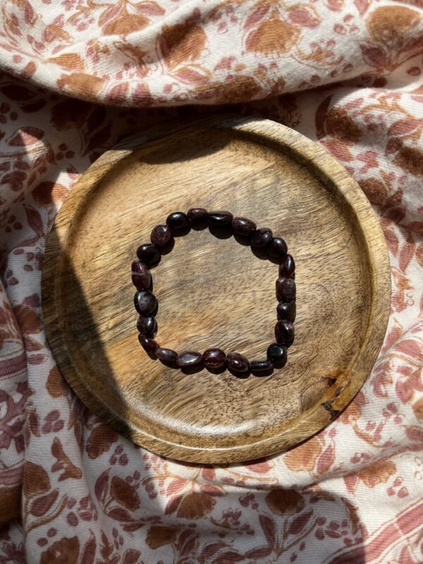 La grenat rouge est la pierre de la positive attitude ♡ Le grenat réchauffera l’atmosphère sous les draps… cette pierre vous apprendra à mieux aimer et à mieux vous aimer. Elle vous apporter joie et bonne humeur, « positives vibes », vous serez rechargé en énergie positive, surmotivé et vous aurez une confiance en vous assez forte pour avancer dans les expériences de la vie Le bracelet que vous recevrez est unique. ENTRETIEN ET RECHARGEMENT  Une pierre absorbe beaucoup d’énergie, pensez donc à la libérer pour continuer de profiter de ses bienfaits ♡ Passez le grenat sous la fumée de la sauge blanche ou du Palo santo pour la décharger. Pour la recharger de façon optimal, déposez la aux doux rayons du soleil (matin ou soir), à l’extérieur ou bien au bord d’une fenêtre. Vous pouvez également simplement la déposer sur votre fleur de vie pendant quelques heures pour la décharger et recharger. Pour la petite histoire… Wild louve c’est une énergie particulière, de la magie, des couleurs et beaucoup de love, c’est un style de vie, un univers à part entière ! J’aime le style bohème et le style hippie mais j’aime d’autant plus le style « Wild » ♡ Ma passion des pierres, des couleurs, des énergies et de la liberté m’a amenée à créer ma propre marque. Mais pas n’importe laquelle… En chacune d’entre nous se trouve une louve, la louve sait se protéger, elle est forte, libre, puissante, brillante, passionnée, créative, douce et aimante mais parfois ce côté Louve sauvage est bien enfouie en nous, elle a besoin d’être réveillée et révélée pour un peu plus de liberté, de confiance en soi, de force, d’amour, de bonnes énergies et de douceur… Alors à travers ces pépites et tout cet univers qui est aussi le vôtre, j’espère impacter vos vies de manière positive, dans tous les cas sachez qu’en créant cette marque, je vous lo(u)ve déjà ♡ Retrouvez-nous sur instagram…