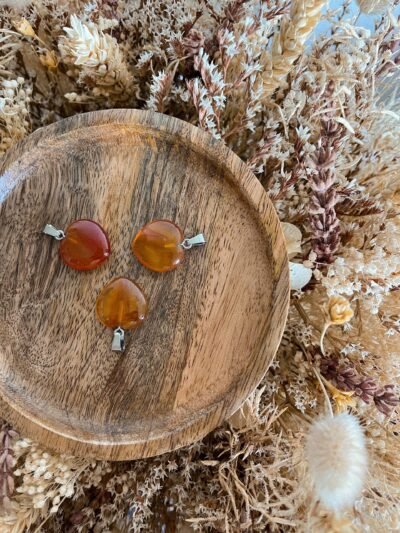 cornaline - pierre naturelle cornaline - pendentif pierre naturelle - lithothérapie - vertus des pierres - spirituelle - spiritualité - hippie