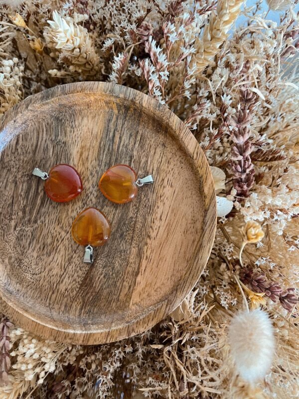 cornaline - pierre naturelle cornaline - pendentif pierre naturelle - lithothérapie - vertus des pierres - spirituelle - spiritualité - hippie