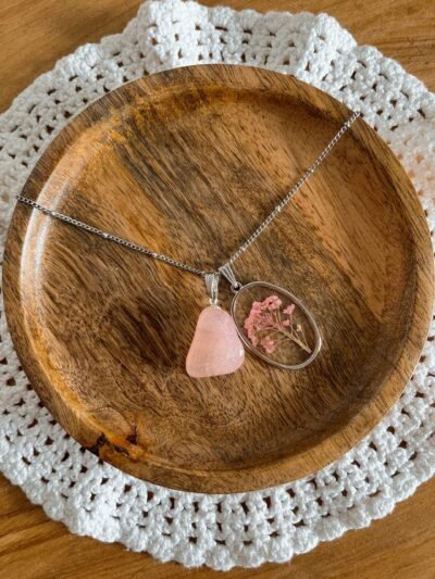 Collier - collier fleurs séchées - fleurs séchées - bijoux fleurs séchées - quartz - quartz rose - pierre naturelle - lithothérapie - vertus des pierres - style hippie - bohème - hippie