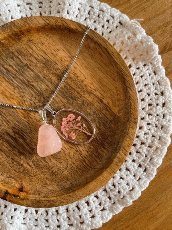 Collier - collier fleurs séchées - fleurs séchées - bijoux fleurs séchées - quartz - quartz rose - pierre naturelle - lithothérapie - vertus des pierres - style hippie - bohème - hippie