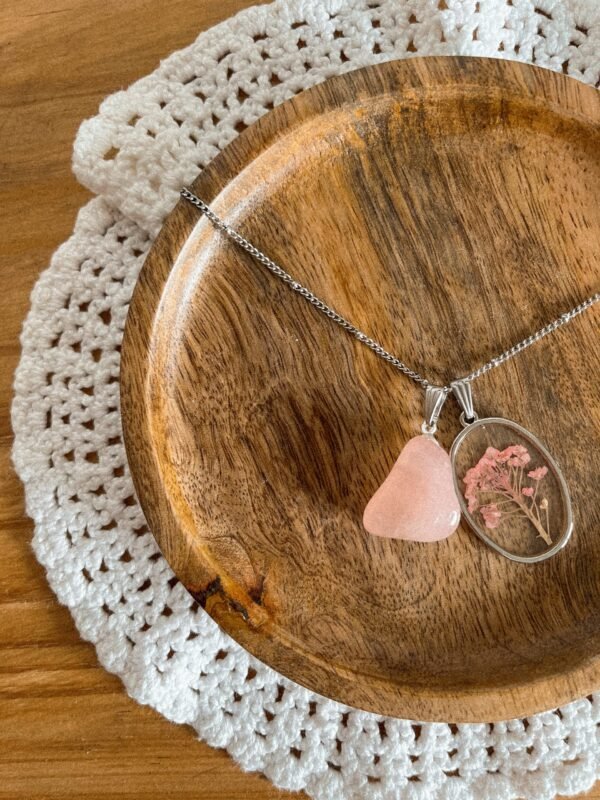 Collier - collier fleurs séchées - fleurs séchées - bijoux fleurs séchées - quartz - quartz rose - pierre naturelle - lithothérapie - vertus des pierres - style hippie - bohème - hippie