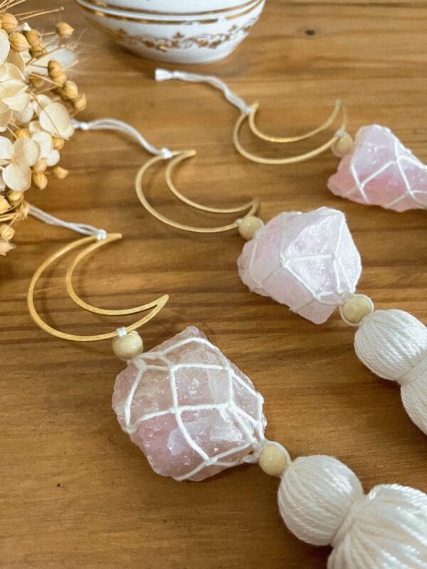 Décoration murale - suspension - suspension pierre naturelle - quartz rose - décoration murale quartz rose - wild louve - décoration - décoration bohème - bohème - boho - hippie - lithothérapie - pierre naturelle - idée cadeau