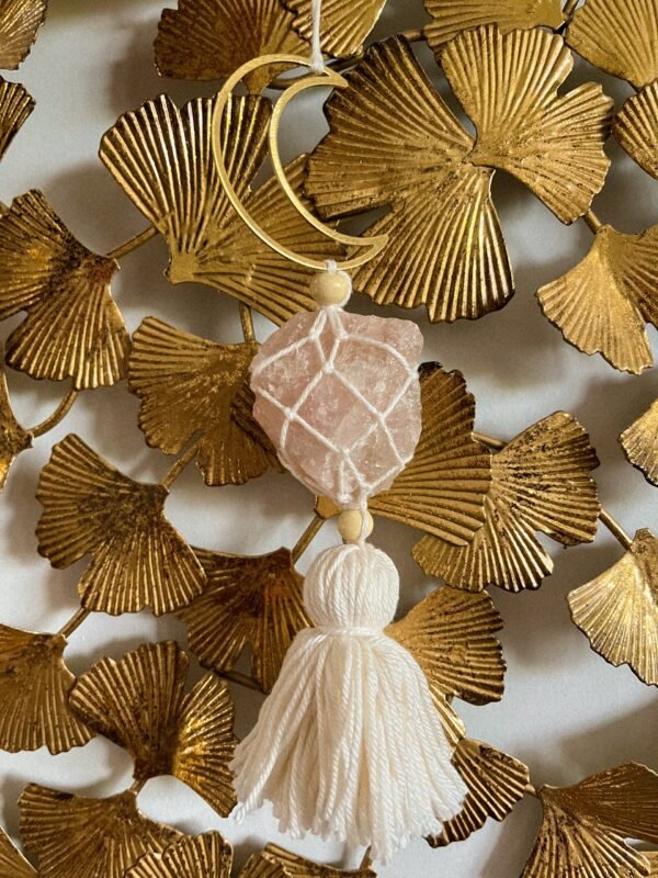 Décoration murale - suspension - suspension pierre naturelle - quartz rose - décoration murale quartz rose - wild louve - décoration - décoration bohème - bohème - boho - hippie - lithothérapie - pierre naturelle - idée cadeau