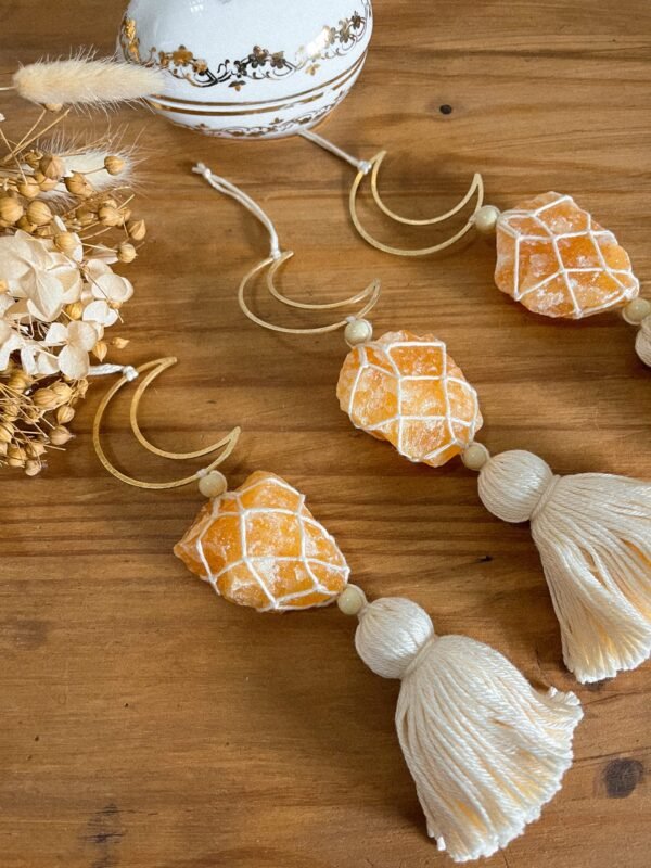 Décoration murale - suspension - suspension pierre naturelle - calcite orange - décoration murale calcite orange - wild louve - décoration - décoration bohème - bohème - boho - hippie - lithothérapie - pierre naturelle - idée cadeau