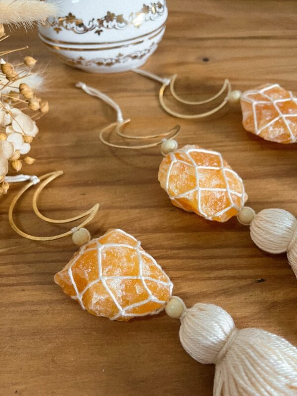 Décoration murale - suspension - suspension pierre naturelle - calcite orange - décoration murale calcite orange - wild louve - décoration - décoration bohème - bohème - boho - hippie - lithothérapie - pierre naturelle - idée cadeau