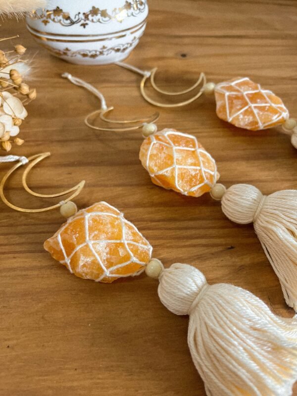 Décoration murale - suspension - suspension pierre naturelle - calcite orange - décoration murale calcite orange - wild louve - décoration - décoration bohème - bohème - boho - hippie - lithothérapie - pierre naturelle - idée cadeau