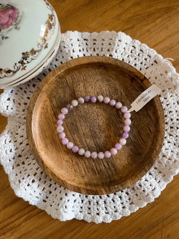 Bracelet lépidolite - bracelet boule - bracelet boule lépidolite - lépidolite - pierre naturelle - pierre lépidolite - pierre naturelle lépidolite - bracelet pierre - bracelet lithothérapie - lithothérapie - vertus des pierres - bienfaits des pierres - hippie - spirituel - spiritualité - bijoux spirituels