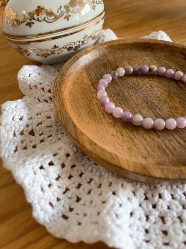 Bracelet lépidolite - bracelet boule - bracelet boule lépidolite - lépidolite - pierre naturelle - pierre lépidolite - pierre naturelle lépidolite - bracelet pierre - bracelet lithothérapie - lithothérapie - vertus des pierres - bienfaits des pierres - hippie - spirituel - spiritualité - bijoux spirituels