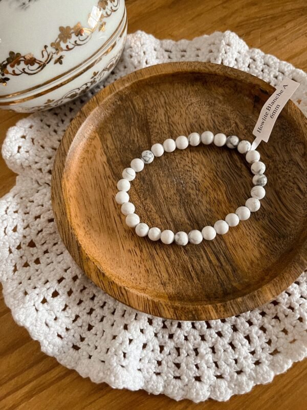 Bracelet howlite - bracelet boule - bracelet boule howlite - lépidolite - pierre naturelle - pierre howlite - pierre naturelle howlite - bracelet pierre - bracelet lithothérapie - lithothérapie - vertus des pierres - bienfaits des pierres - hippie - spirituel - spiritualité - bijoux spirituels