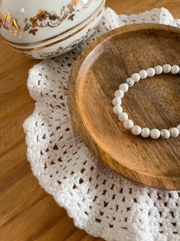 Bracelet howlite - bracelet boule - bracelet boule howlite - lépidolite - pierre naturelle - pierre howlite - pierre naturelle howlite - bracelet pierre - bracelet lithothérapie - lithothérapie - vertus des pierres - bienfaits des pierres - hippie - spirituel - spiritualité - bijoux spirituels