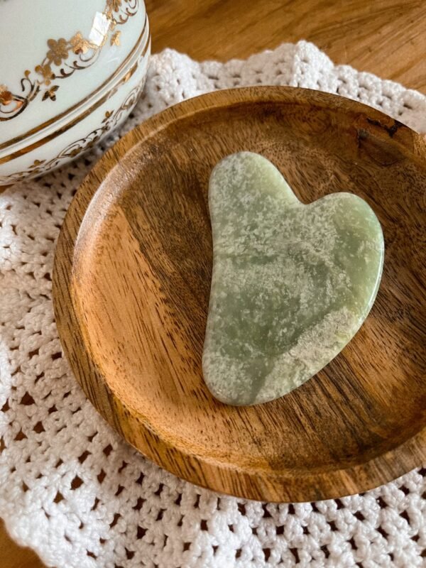 Gua sha - gua sha jade de chine - rouleau de jade - jade de chine - vertus des pierres - teint éclatant - teint lumineux - soin visage - circulation sanguine- hippie - vintage
