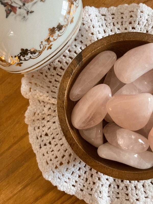 quartz - quartz rose - pierre naturelle quartz rose - pierre naturelle - lithothérapie - vertus des pierres - spirituelle - spiritualité - cristal - cristaux - hippie