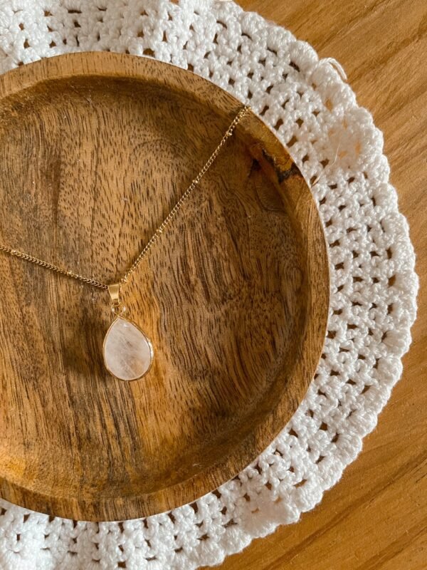 quartz laiteux - pendentif quartz laiteux - pierre naturelle - pendentif pierre naturelle - vertus des pierres - lithothérapie - spiritualité - hippie - bijoux spirituels - énergie - pierre naturelle quartz laiteux