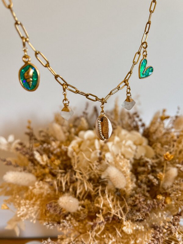 Collier charm - collier cristal de roche - cristal de roche - collier ocean - cocoquillage cauri - collier coquillage - charms - collier personnalisé - collier acier inoxydable - chaîne acier inoxydable - Wild louve - collier Wild louve - collier été