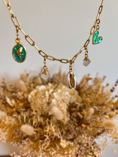 Collier charm - collier cristal de roche - cristal de roche - collier ocean - cocoquillage cauri - collier coquillage - charms - collier personnalisé - collier acier inoxydable - chaîne acier inoxydable - Wild louve - collier Wild louve - collier été
