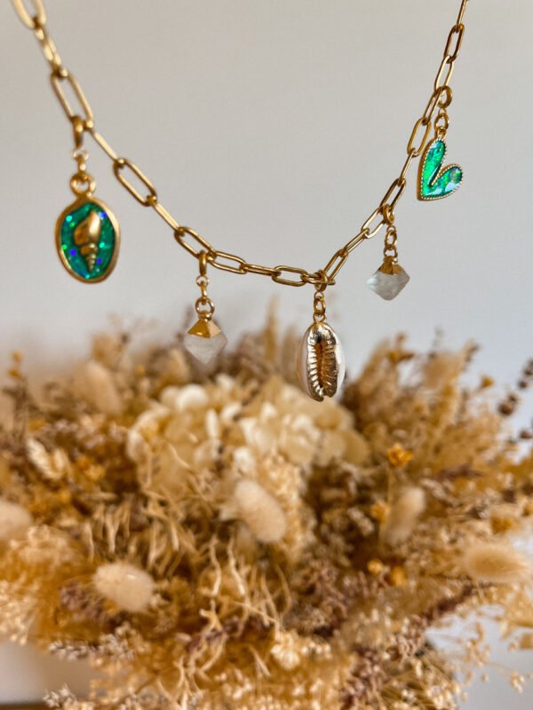 Collier charm - collier cristal de roche - cristal de roche - collier ocean - cocoquillage cauri - collier coquillage - charms - collier personnalisé - collier acier inoxydable - chaîne acier inoxydable - Wild louve - collier Wild louve - collier été